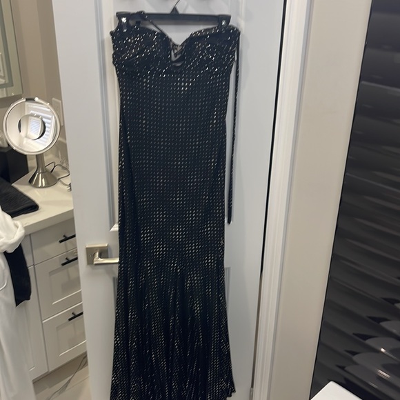 BRAND NEW LINED GOWN WITH JEWEL ACCENTS / STRAPLESS WITH TIE AROUND NECK STRAPS - Picture 3 of 7